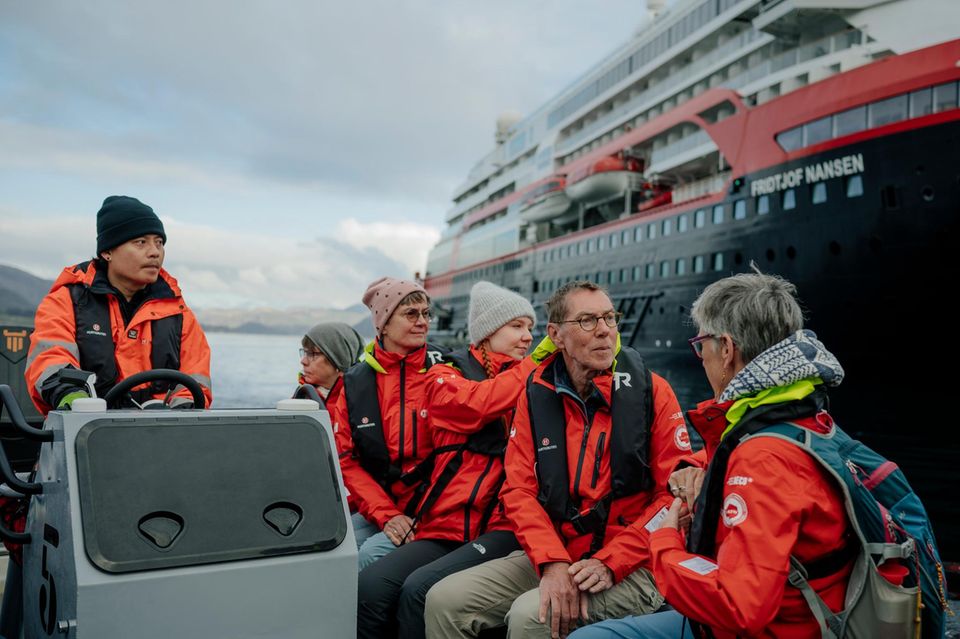 HX Expeditions apprentice artists