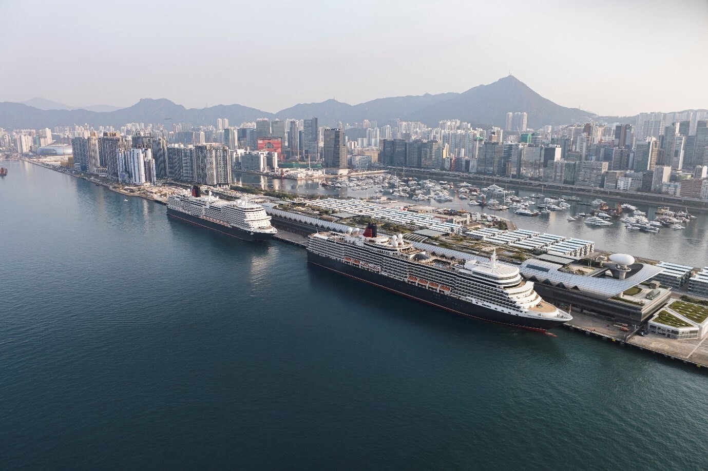 Queen Elizabeth and Queen Anne in HK