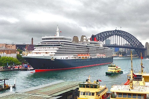 Queen Elizabeth sails into Sydney